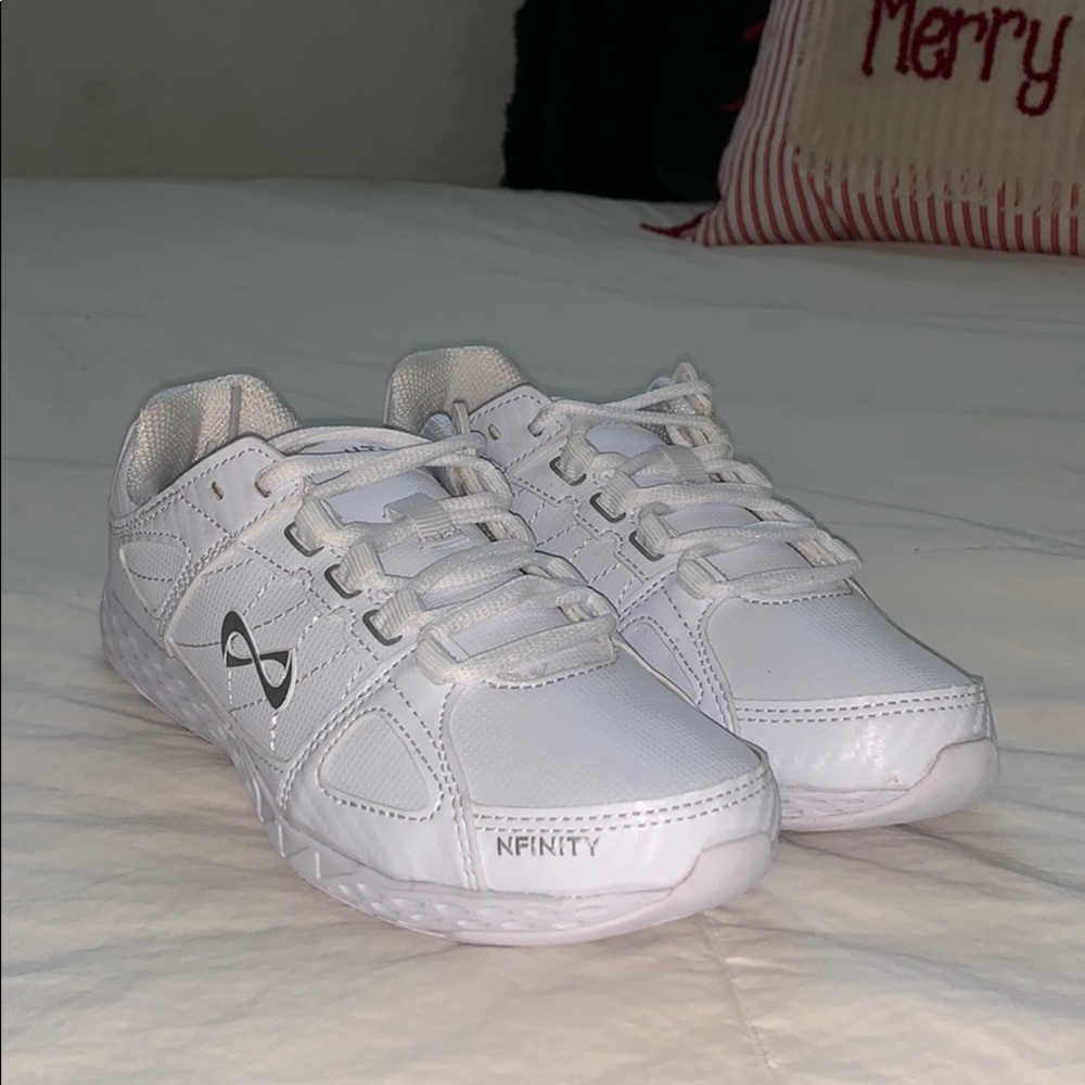 never worn nfinitie rival cheer shoes